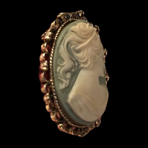 Vintage Signed Gerry’s Jewelry Mint Green and Gold Tone Cameo Pendant Brooch - Picture 5 of 6